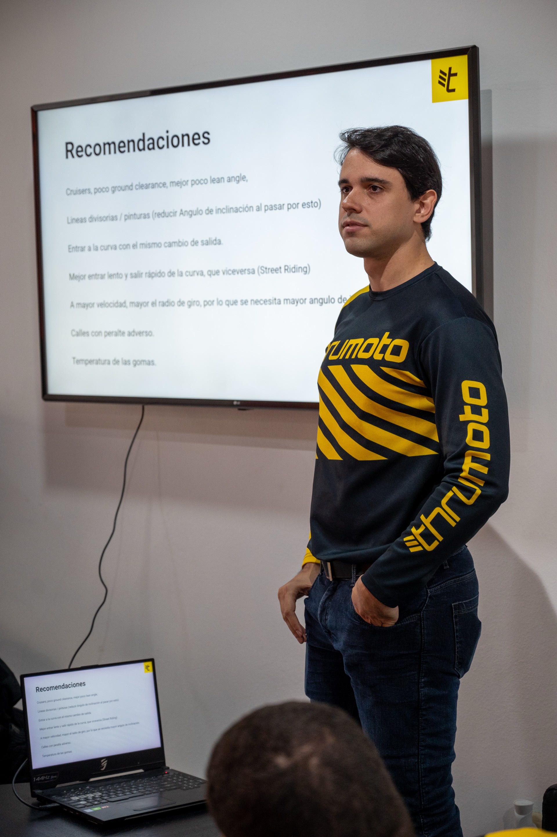 Axel Castro impartiendo clase teórica de Thrumoto