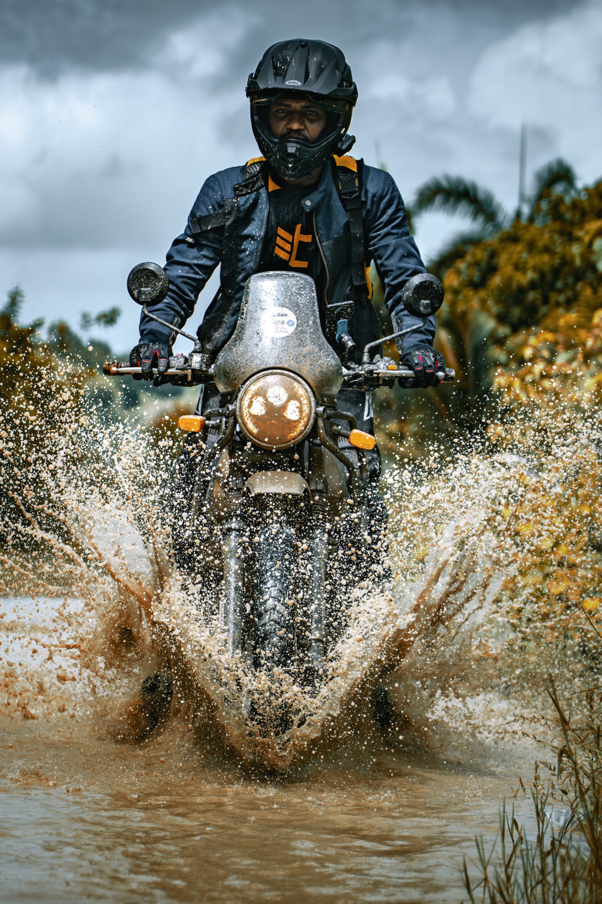 Rider de Thrumoto cruzando agua en motocicleta off-road