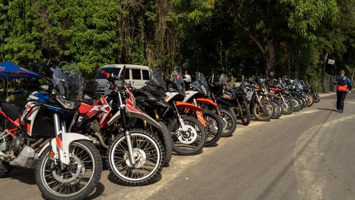 Fila de motos de aventura estacionadas en la Reunión de Pilotos de MotoRafa Experience 2026