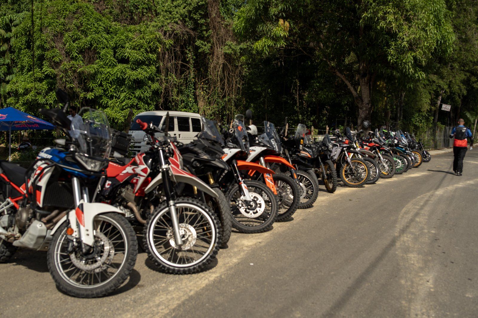 Fila de motos de aventura estacionadas en la Reunión de Pilotos de MotoRafa Experience 2026